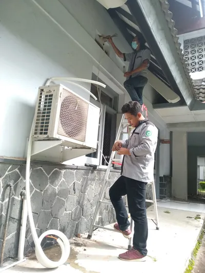 Teknisi AC sedang bekerja